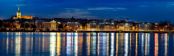 panorama di ginevra al crepuscolo, lago di ginevra, svizzera - geneva switzerland night city foto e immagini stock