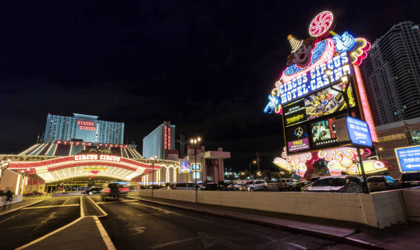 サーカス サーカス ホテルとカジノの入り口の夜 - ラスベガス、ネバダ州、アメリカ合衆国 - entertainment clown child circus ストックフォトと画像