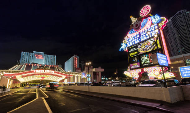 circus circus hotel and casino entrance at night - las vegas, nevada, usa - entertainment clown child circus imagens e fotografias de stock