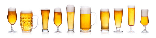 juego de vasos de cerveza aislados en blanco - beer beer glass isolated glass fotografías e imágenes de stock
