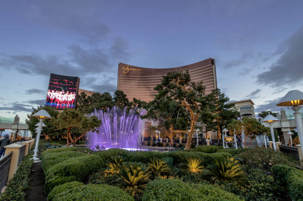 fontes na frente do wynn hotel e casino na sunset - las vegas, nevada, eua - encore las vegas - fotografias e filmes do acervo