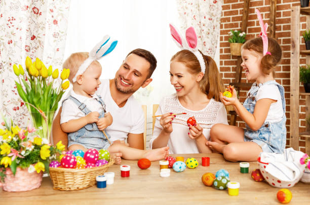 feliz páscoa! crianças, pai e mãe de família pintar ovos para férias - two generation family holiday vacations easter egg - fotografias e filmes do acervo