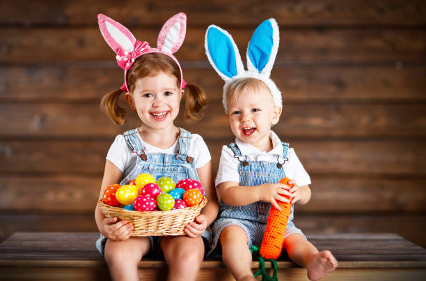 행복 나무에 계란의 바구니와 함께 부활절 토끼로 분 장 한 아 이들이 소년과 소녀 - flower hat fun child 뉴스 사진 이미지