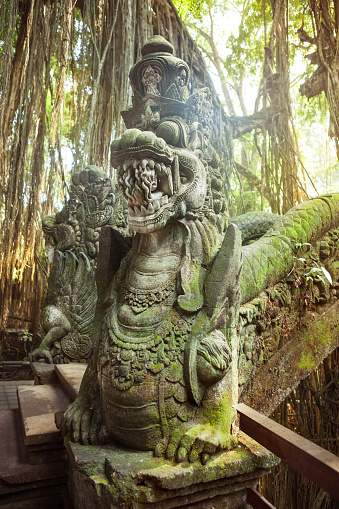 Dewa Raja Setan Patung Dan Setan Dewa Dan Dewa Mitologi Bali Di Jembatan Foto Stok ...