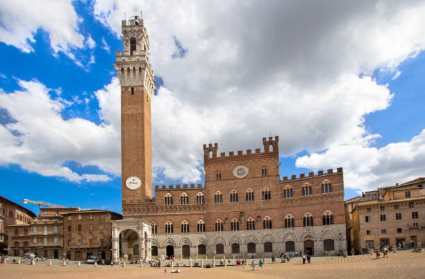 piazza del campo z palazzo pubblico, siena, włochy - palazzo pubblico zdjęcia i obrazy z banku zdjęć