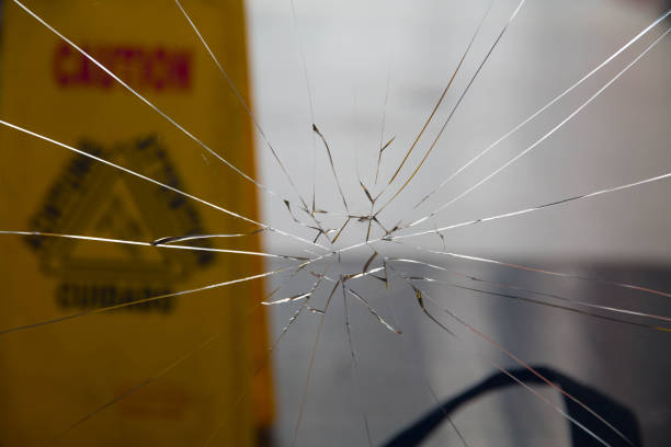 gebrochene glastür mit warnschild - glass circle cracked striped stock-fotos und bilder