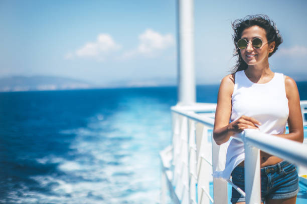 mujer disfrutando el mar del barco de cruceros - cruise passenger ship nautical vessel vacations fotografías e imágenes de stock