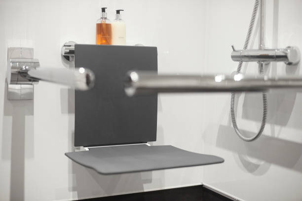sedile doccia per disabili nel bagno moderno - lui e lei foto e immagini stock