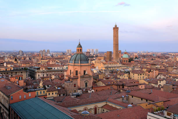 skyline von bologna, italien - due torri stock-fotos und bilder