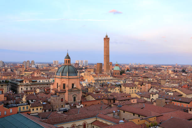 skyline von bologna, italien - due torri stock-fotos und bilder