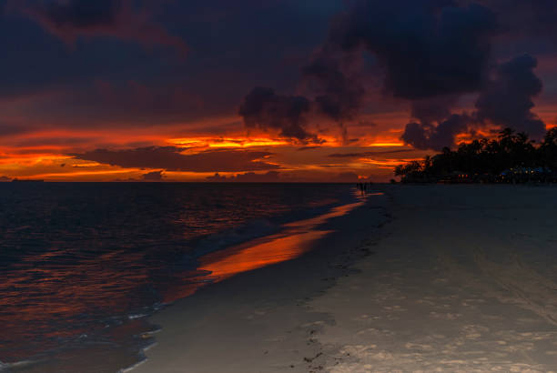 belas nuvens laranja sobre pôr do sol na praia - sunset beach flash - fotografias e filmes do acervo