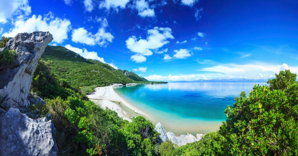 plaża, krystalicznie czysta woda w morzu adriatyckim i zielonych górach - morze adriatyckie zdjęcia i obrazy z banku zdjęć