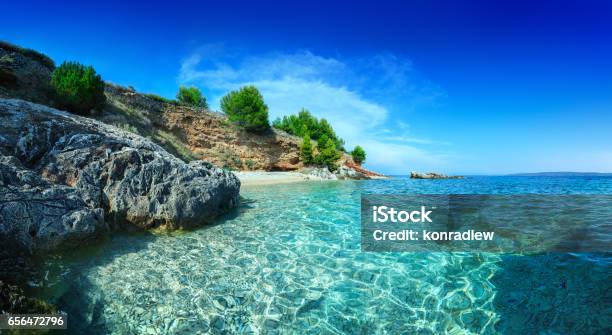 Photo libre de droit de Méditerranée Sunny Beach Les Eaux Cristallines De La Mer Adriatique banque d'images et plus d'images libres de droit de Croatie