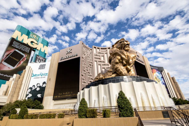 león de oro en el mgm grand hotel and casino - las vegas, nevada, usa - las vegas metropolitan area hotel built structure tourist resort fotografías e imágenes de stock