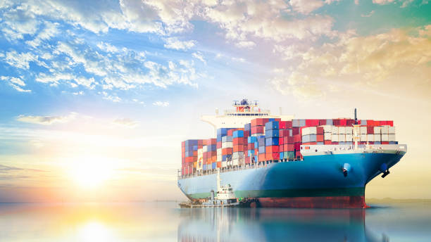internationale container vrachtschip in de oceaan bij zonsondergang hemel, vrachtvervoer, nautische schip - container ship stockfoto's en -beelden