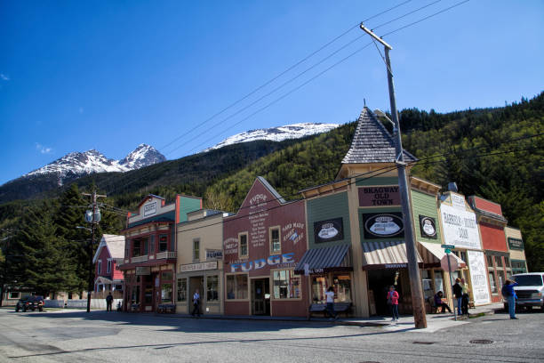 centrum handlowe strip mall w: skagway - strip mall shopping mall road street zdjęcia i obrazy z banku zdjęć