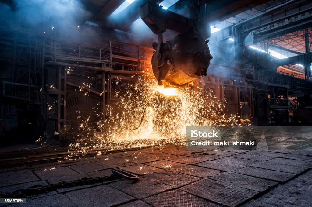 El vertido de metal líquido en hornos de chimenea abierta - Foto de stock de Acero libre de derechos