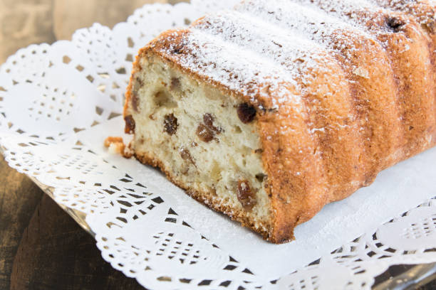 torta al chilo con noci e uvetta - dried grape foto e immagini stock