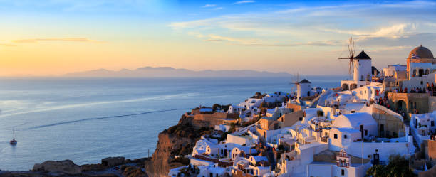 panoramablick auf santorini, griechenland - santorini greece oia sunset stock-fotos und bilder