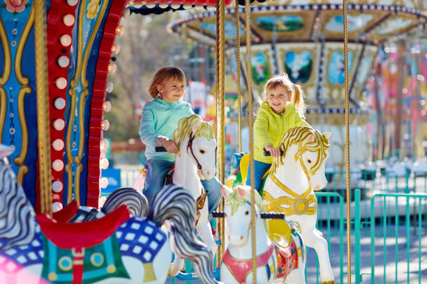 preciosos momentos en parque de atracciones - tiovivo fotografías e imágenes de stock