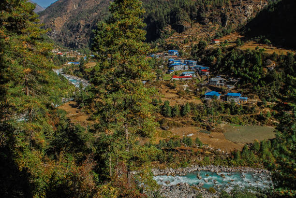 montagnes de l’himalaya au népal - lukla photos et images de collection