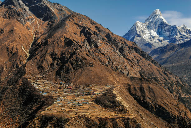 nepal himalayas mountains - lukla imagens e fotografias de stock