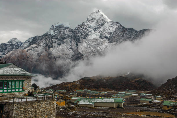 montagnes de l’himalaya au népal - lukla photos et images de collection