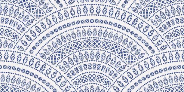 vektor abstrakte nahtloser geometrischer hintergrund aus blauer lüfter geformt verzierten elemente mit ethno-mustern auf einem weißen hintergrund. aquarell-textur. folklore, tribal. art-deco-tapete, packpapier, batik farbe, textildruck, abdecken - traditioneller batikstil stock-grafiken, -clipart, -cartoons und -symbole