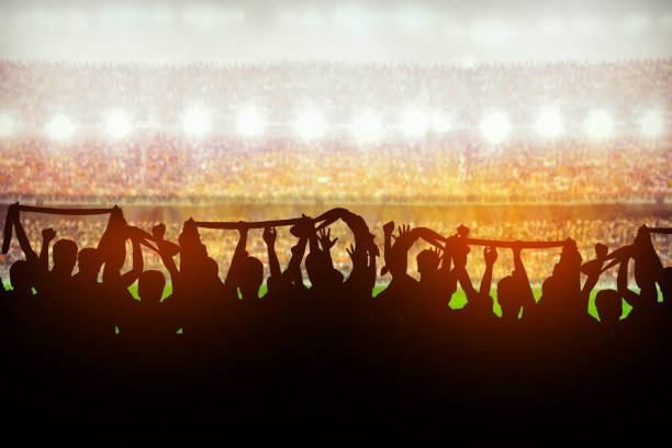 siluetas de los fanáticos de fútbol o rugby en el estadio durante partido - stadium crowd audience spectator fotografías e imágenes de stock