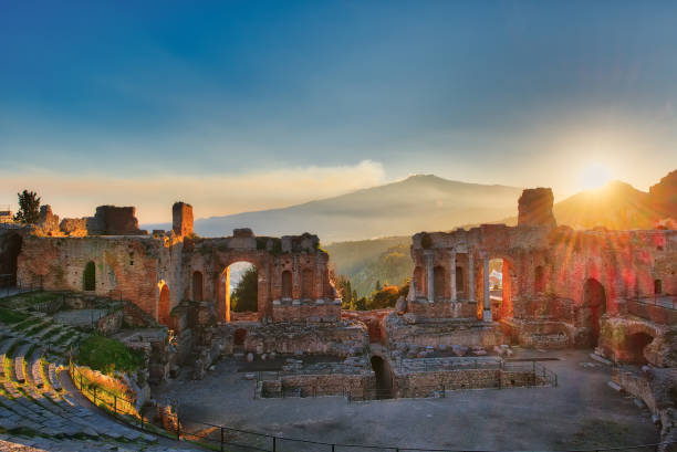 especial do antigo teatro de taormina com vulcão em erupção do etna ao pôr do sol - sicily taormina mt etna italy - fotografias e filmes do acervo