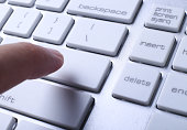 tippen-auf-der-tastatur.jpg?b=1&s=170x170&k=20&c=yeD-zSNhfFWGIkf7A2izEfLV5IOmRxIM2ePJgitWSbg=