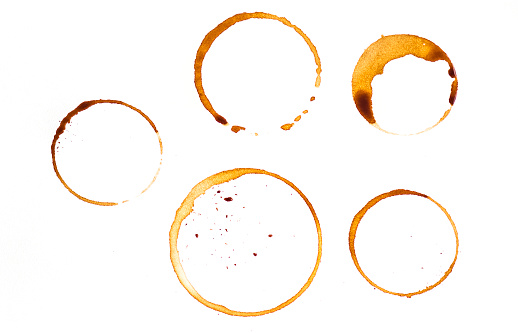 Algún tipo de anillos de la taza de café aislado sobre fondo blanco photo