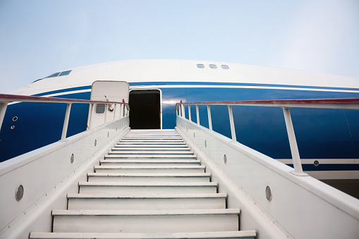 Escaleras de embarque en el avión photo