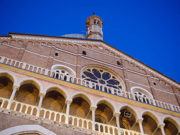 fassade der basilika des heiligen antonius in padua bei sonnenuntergang, italien - 19644 stock-fotos und bilder