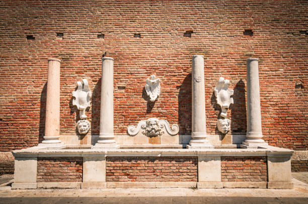 antike steinbrunnen, der den gott neptun und andere römische gottheiten darstellt. - queens head stock-fotos und bilder