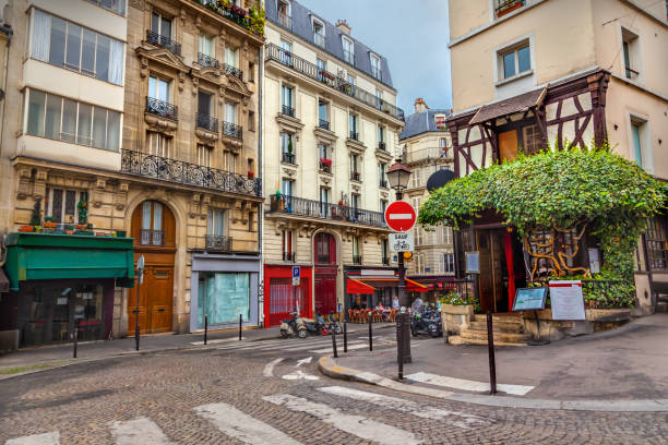 montmartre in paris - paris straße stock-fotos und bilder