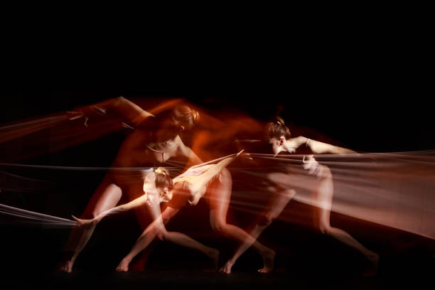 la danza sensual y emocional de la hermosa bailarina - contemporary ballet fotografías e imágenes de stock