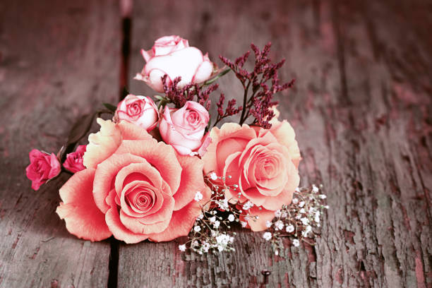 colorful bouquet of roses on an old wooden table - textraum imagens e fotografias de stock