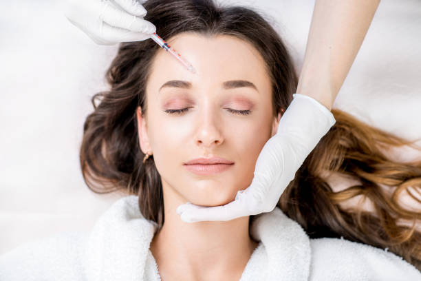 iniezione cosmetica di botox - injecting foto e immagini stock