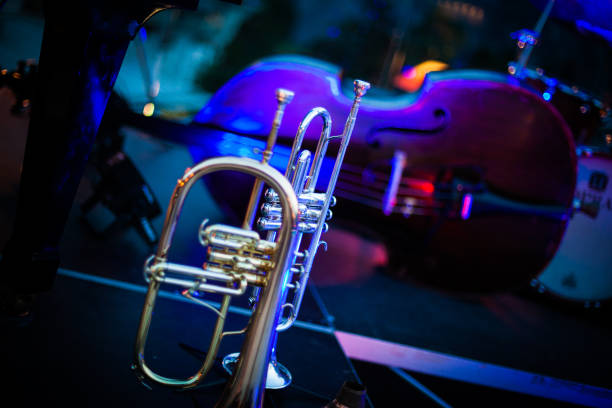 tromba jazz e violoncello - close up nightclub trumpet nobody foto e immagini stock