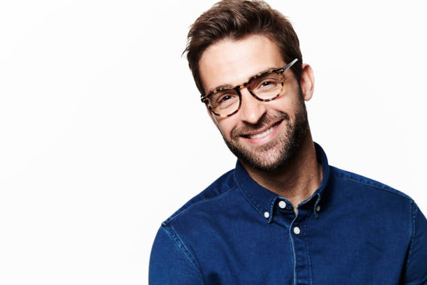 파란색으로 미소 짓는 - scandinavian men glasses shirt 뉴스 사진 이미지
