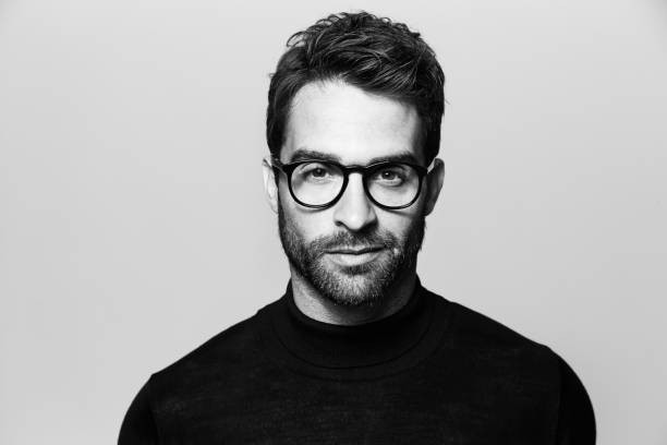 guapo en gafas - blanco y negro fotografías e imágenes de stock