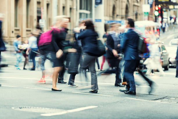 rush-hour in geschäftsviertel - crosswalk crowd activity long exposure stock-fotos und bilder