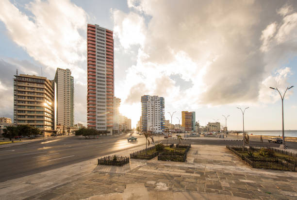 hotele w słońcu w malecon, havanna, kuba - capital cities retaining wall malecon coastline zdjęcia i obrazy z banku zdjęć