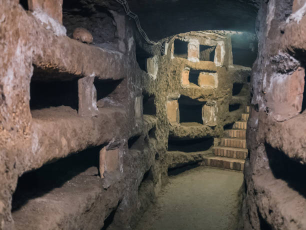 catacombe di san pancrazio under the basilica in trastevere, rome - catacomb foto e immagini stock