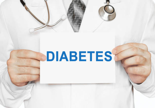 врач, держащий карту с диабетом, медицинская концепция - diabetes high up blood sugar test glucose стоковые фото и изображения