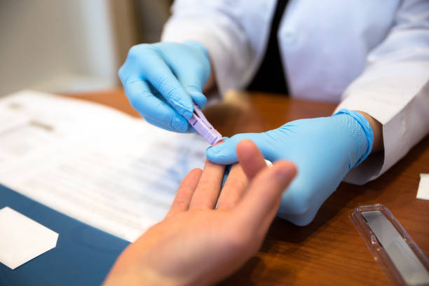patienten erhalten eine blutprobe von einem arzt - hiv virus retrovirus aids stock-fotos und bilder