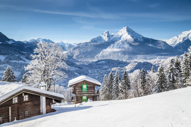 winterwunderlandschaft in den alpen mit traditionellen berghütten - shack european alps switzerland cabin stock-fotos und bilder