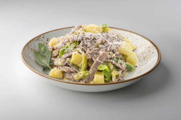 tazón de fuente con porción de pizzoccheri - pizzoccheri fotografías e imágenes de stock