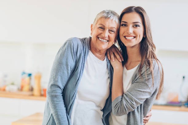 portret pięknej dorosłej matki i córki - aging process women human face daughter zdjęcia i obrazy z banku zdjęć